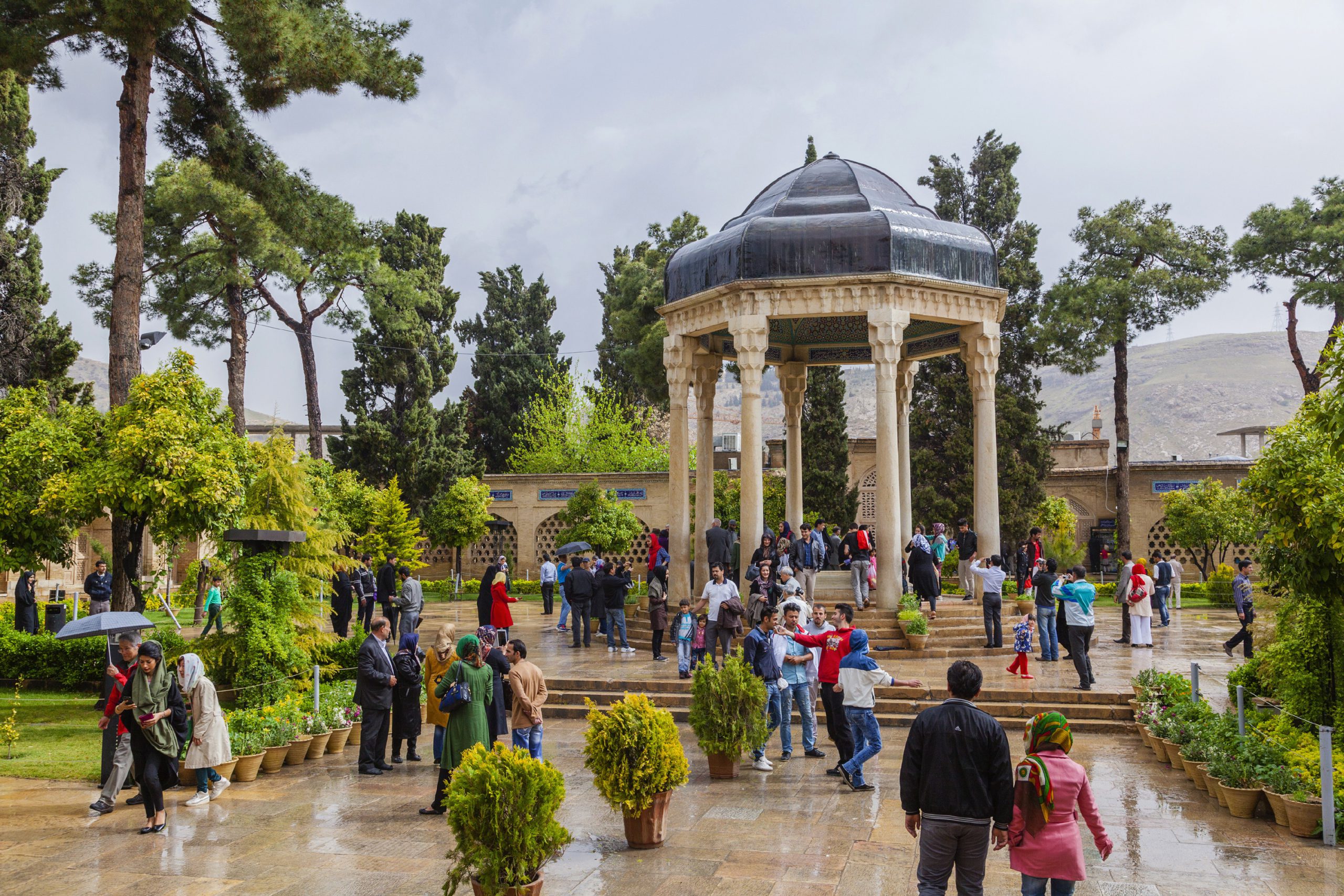 گردشگران در حافظیه