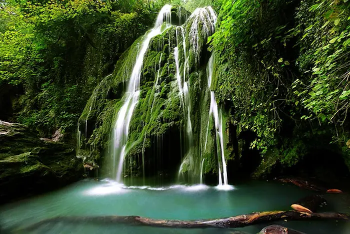 آبشار سواسره نگینی در جنگل های مازندران
